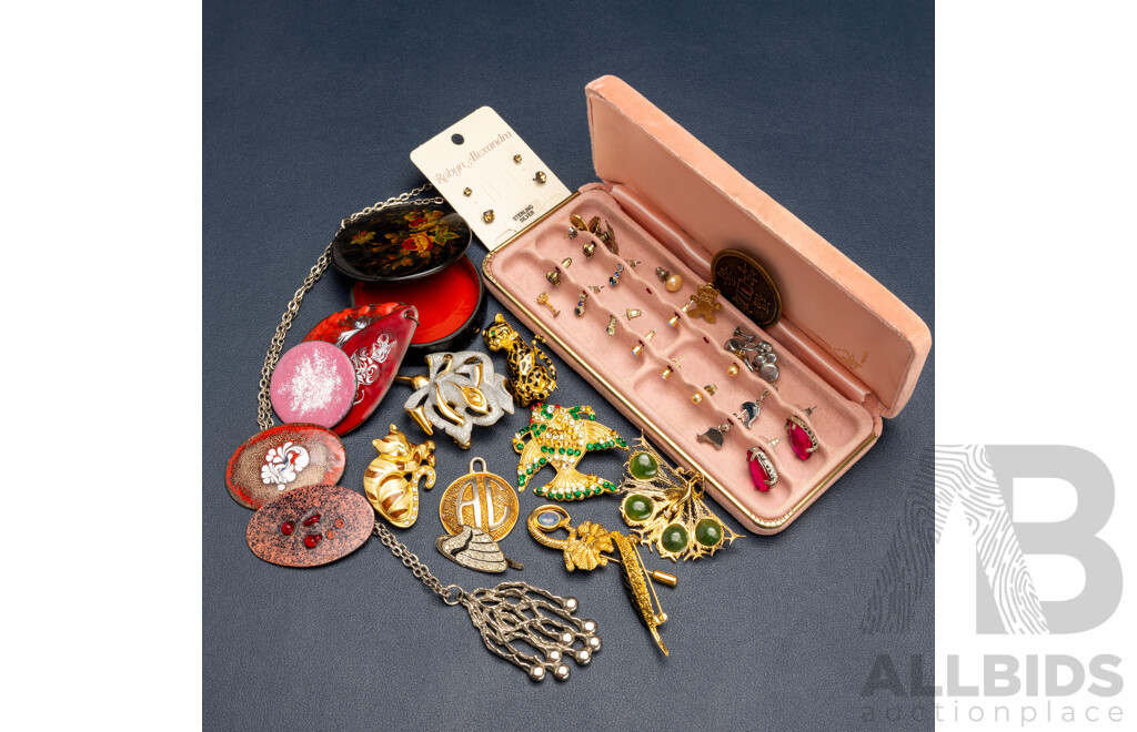 Collection of Vintage Jewellery Including Brooches & Earrings