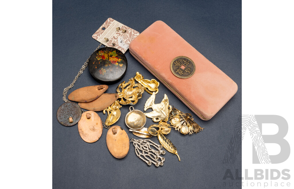 Collection of Vintage Jewellery Including Brooches & Earrings