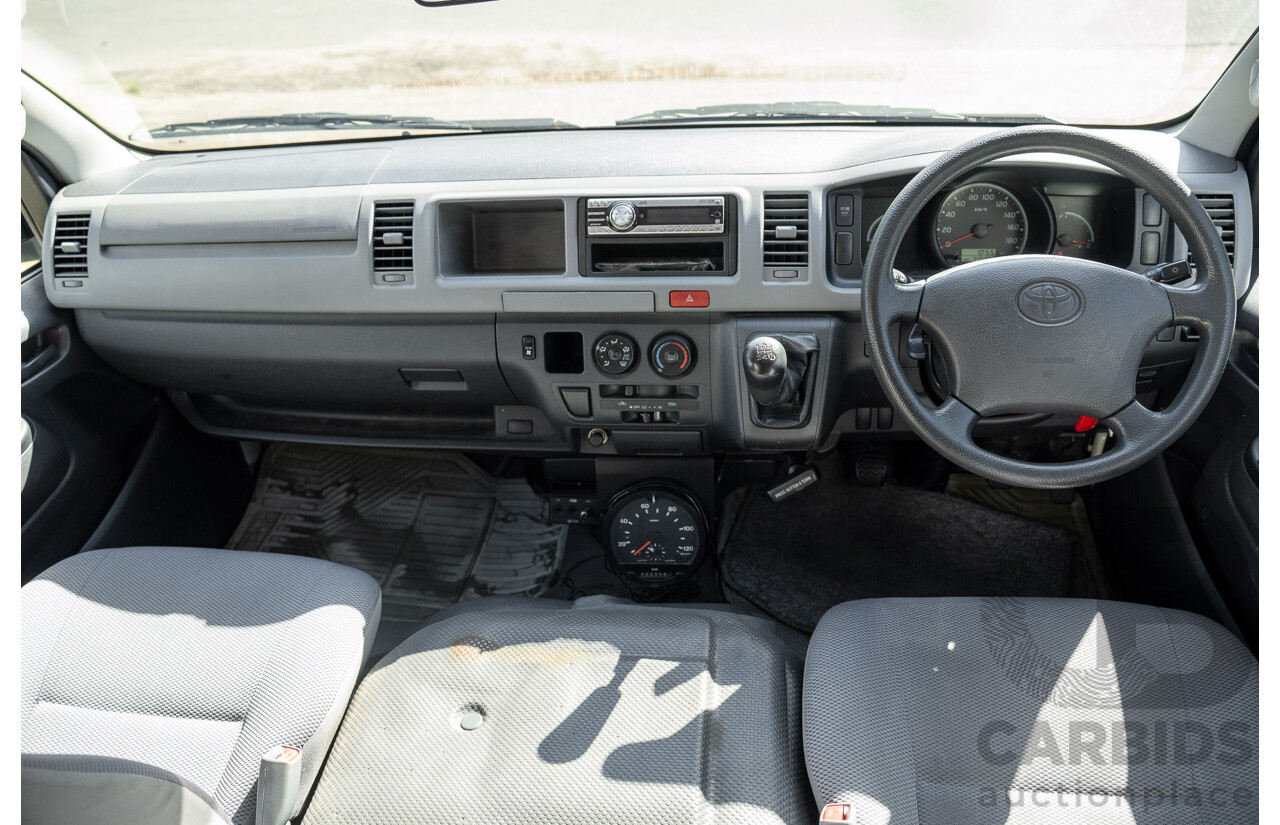 4/2005 Toyota Hiace Commuter KDH222R Bus White 2.5L