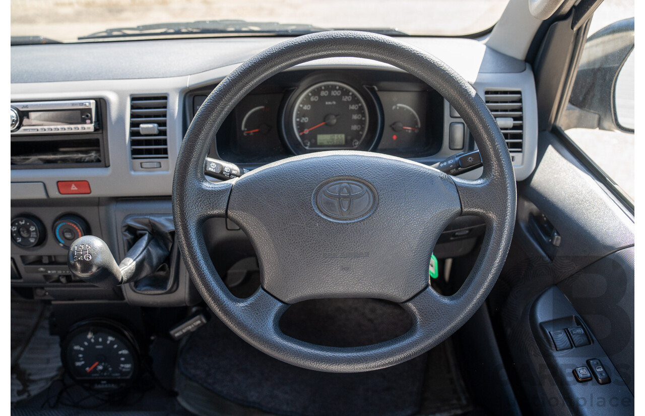 4/2005 Toyota Hiace Commuter KDH222R Bus White 2.5L