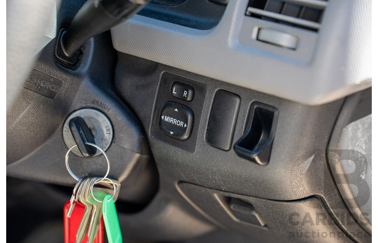 4/2005 Toyota Hiace Commuter KDH222R Bus White 2.5L