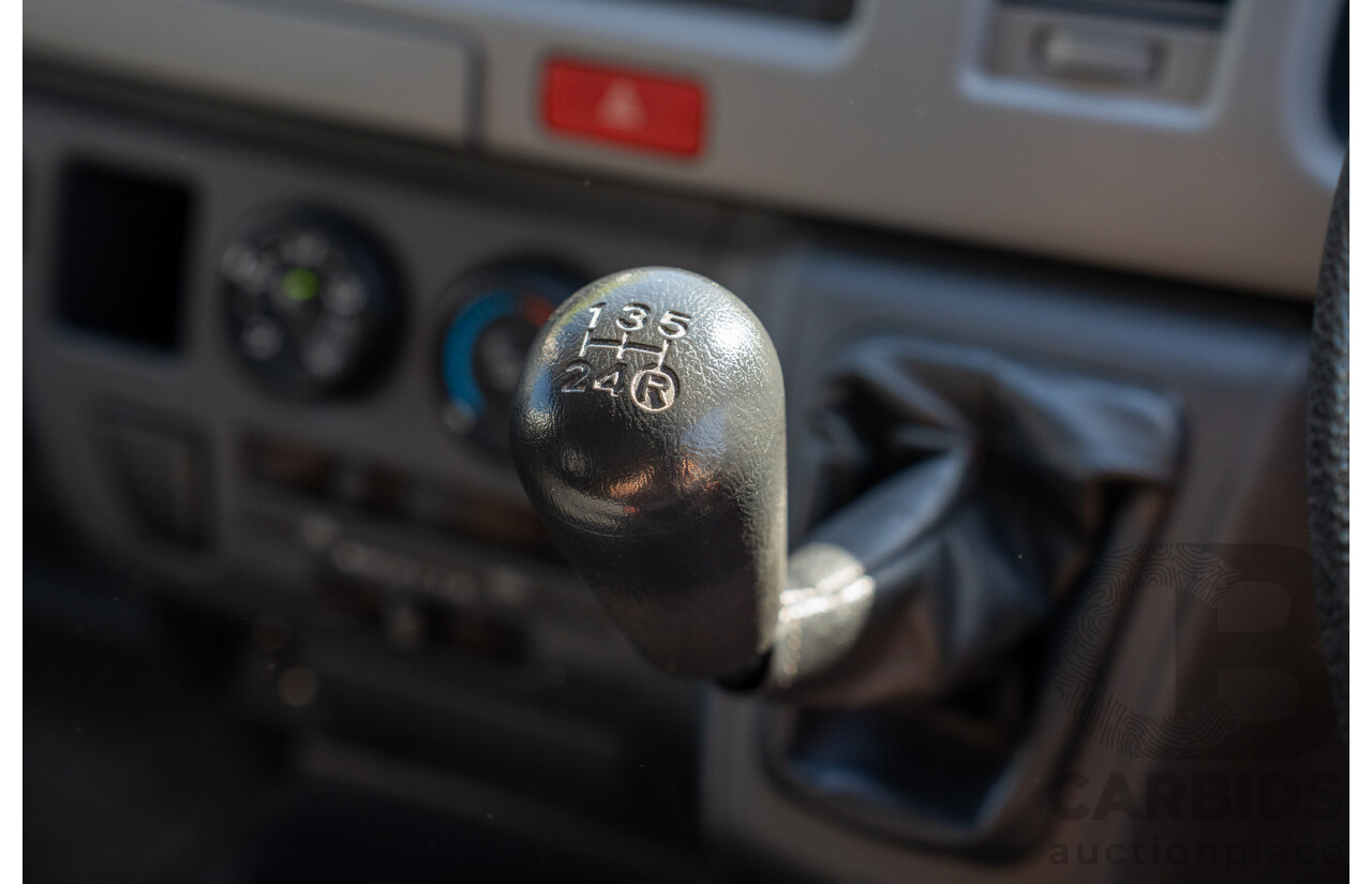 4/2005 Toyota Hiace Commuter KDH222R Bus White 2.5L