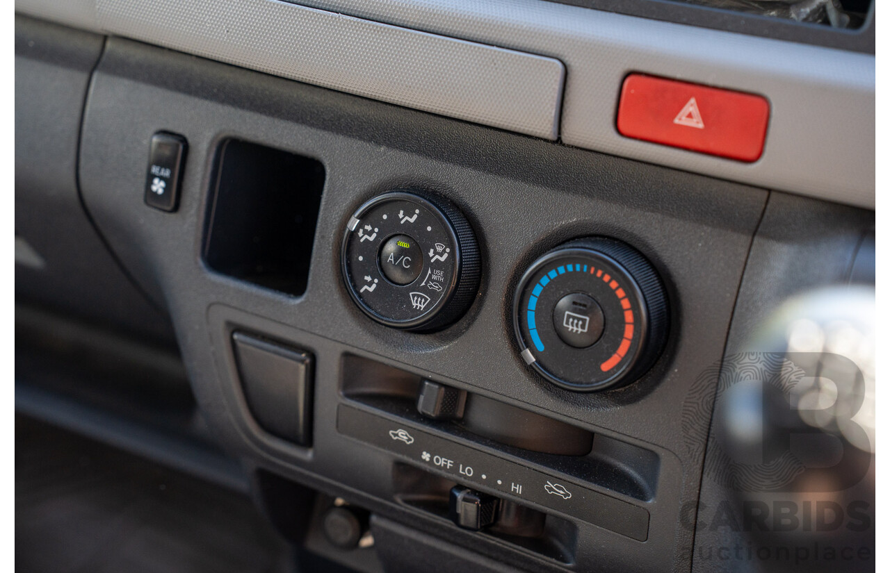 4/2005 Toyota Hiace Commuter KDH222R Bus White 2.5L