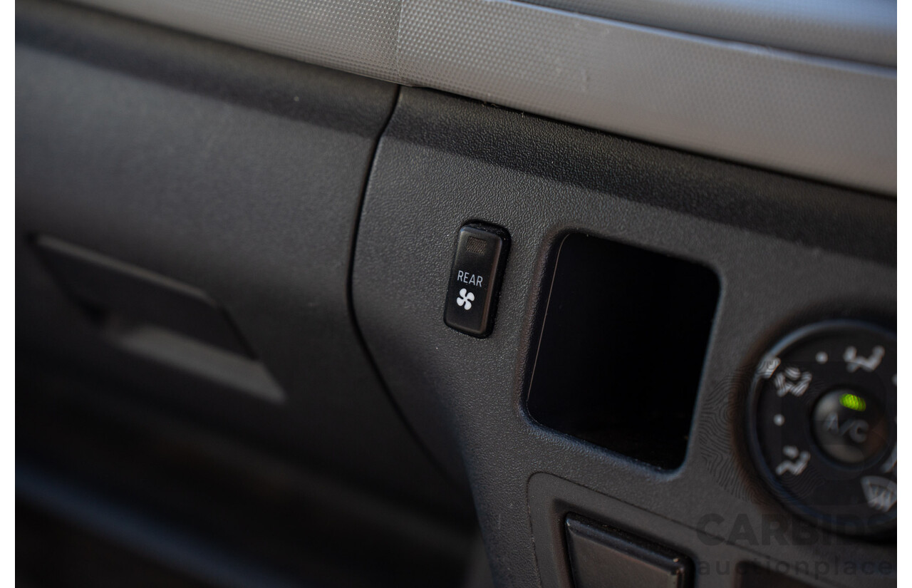 4/2005 Toyota Hiace Commuter KDH222R Bus White 2.5L