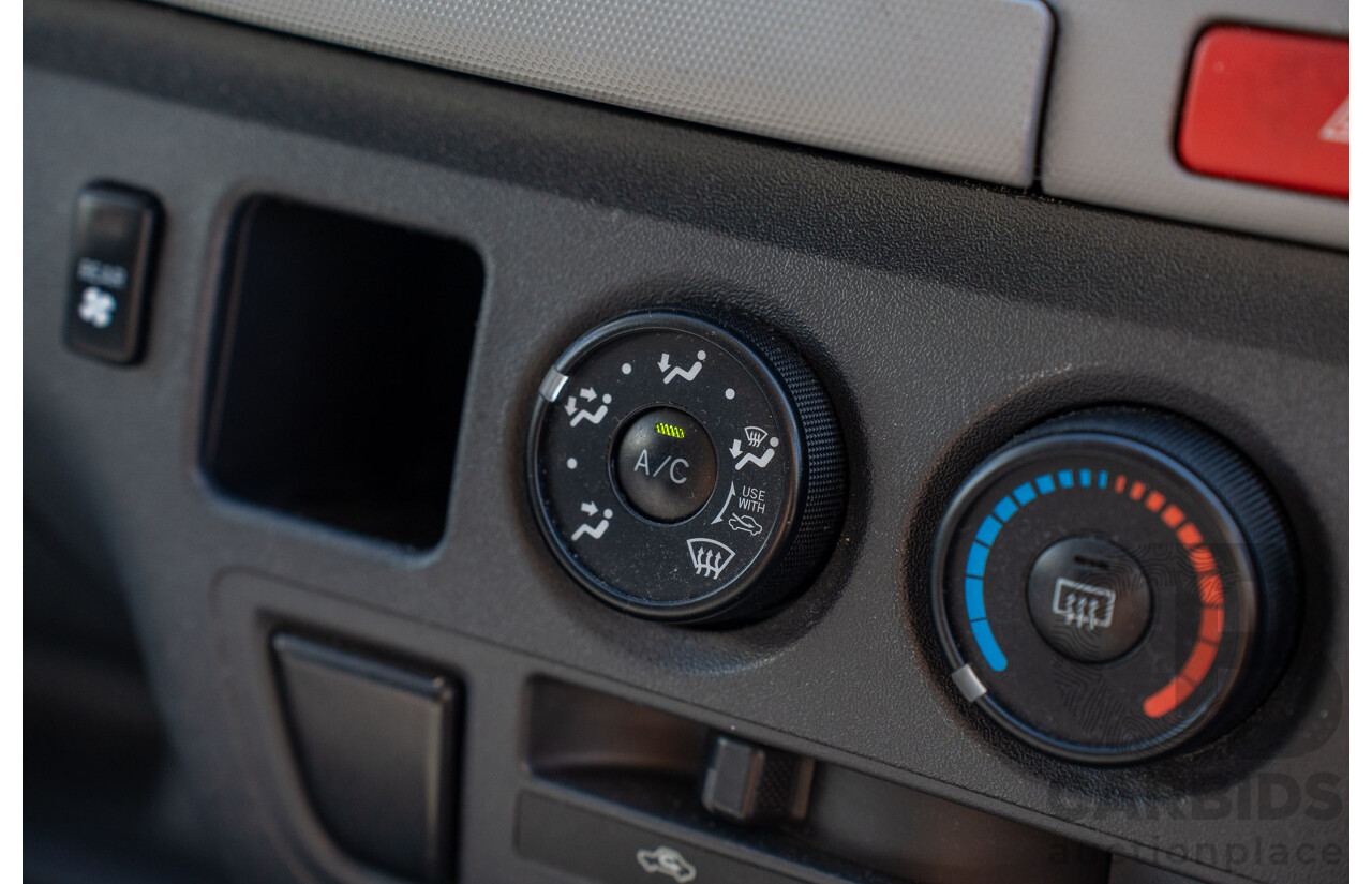 4/2005 Toyota Hiace Commuter KDH222R Bus White 2.5L