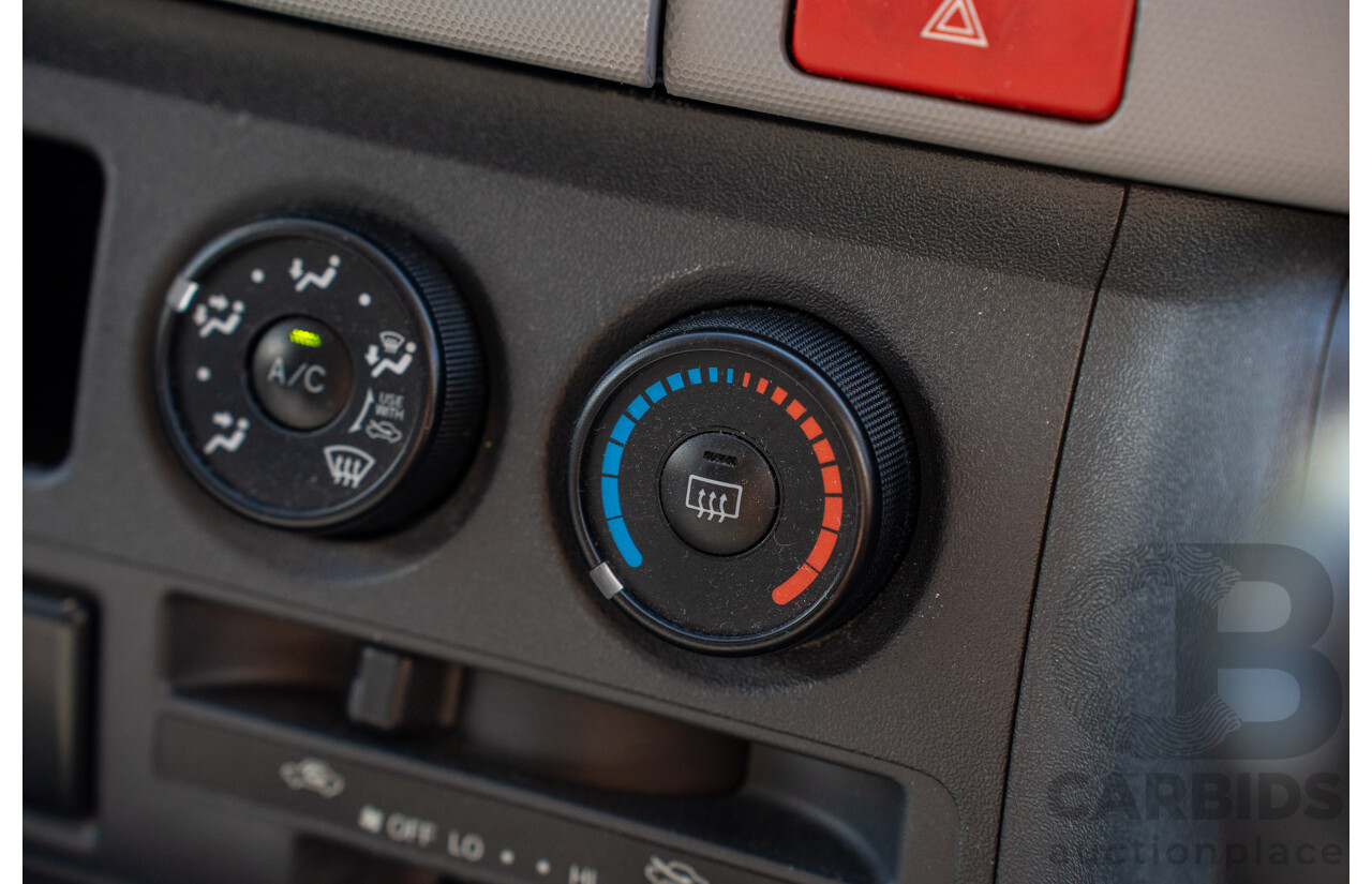 4/2005 Toyota Hiace Commuter KDH222R Bus White 2.5L