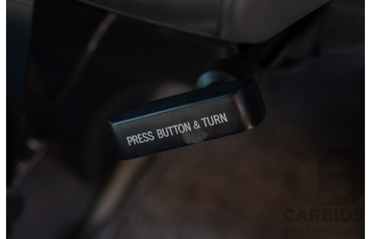 4/2005 Toyota Hiace Commuter KDH222R Bus White 2.5L