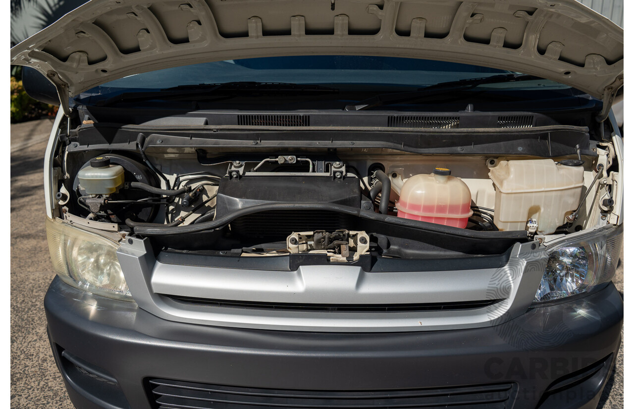 4/2005 Toyota Hiace Commuter KDH222R Bus White 2.5L