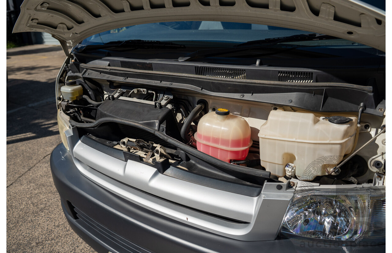 4/2005 Toyota Hiace Commuter KDH222R Bus White 2.5L