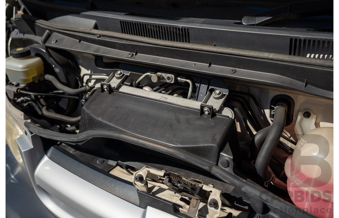 4/2005 Toyota Hiace Commuter KDH222R Bus White 2.5L