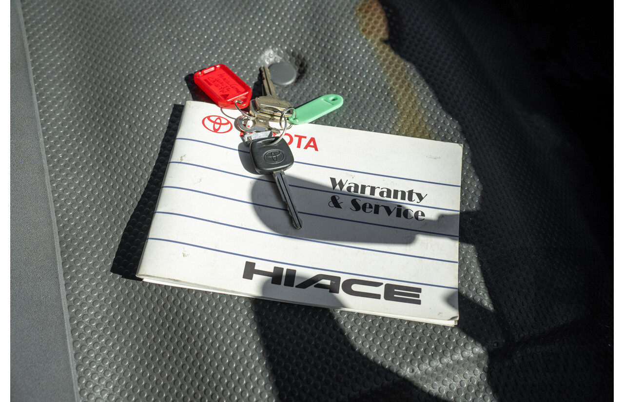 4/2005 Toyota Hiace Commuter KDH222R Bus White 2.5L