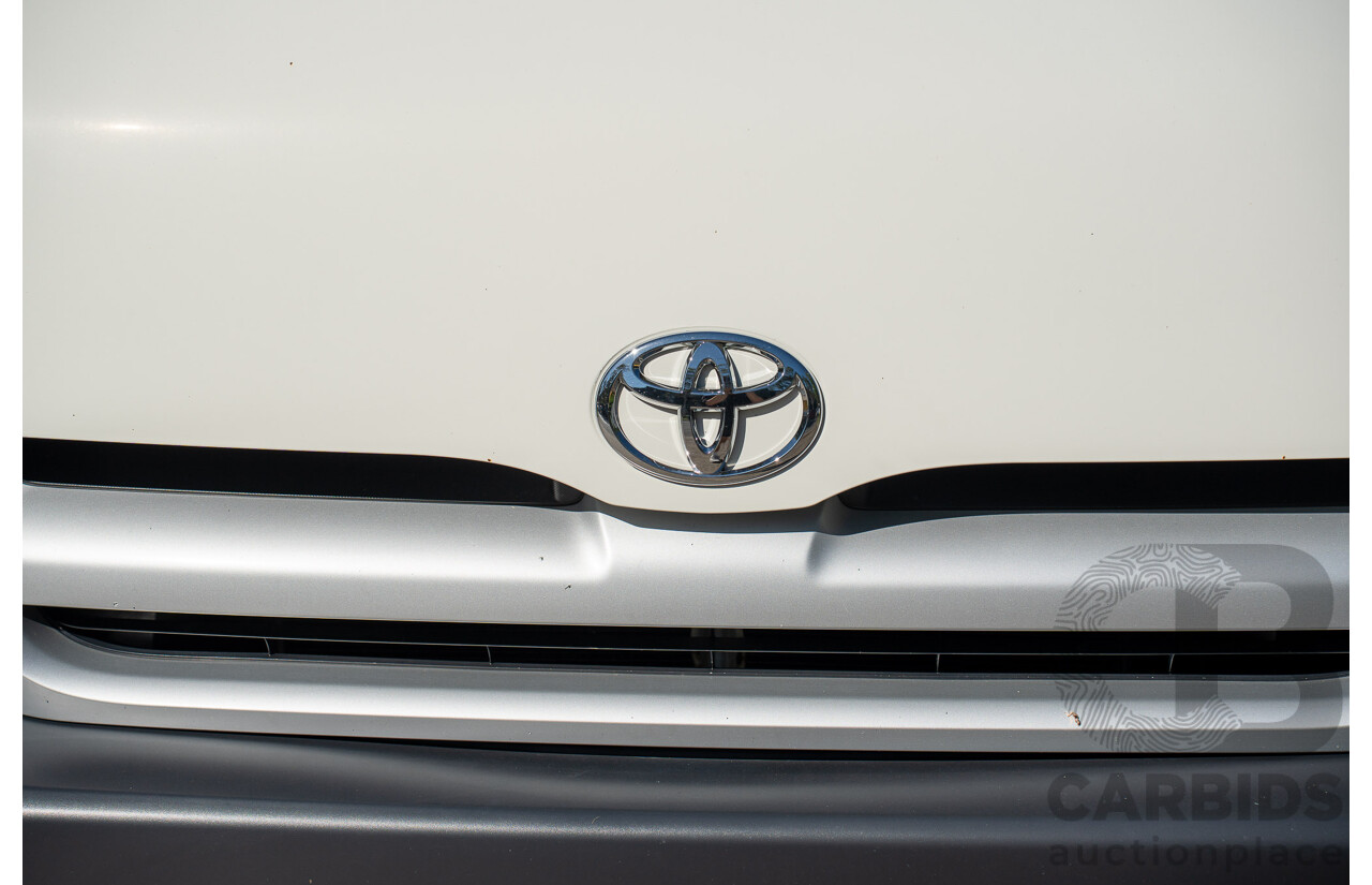 4/2005 Toyota Hiace Commuter KDH222R Bus White 2.5L