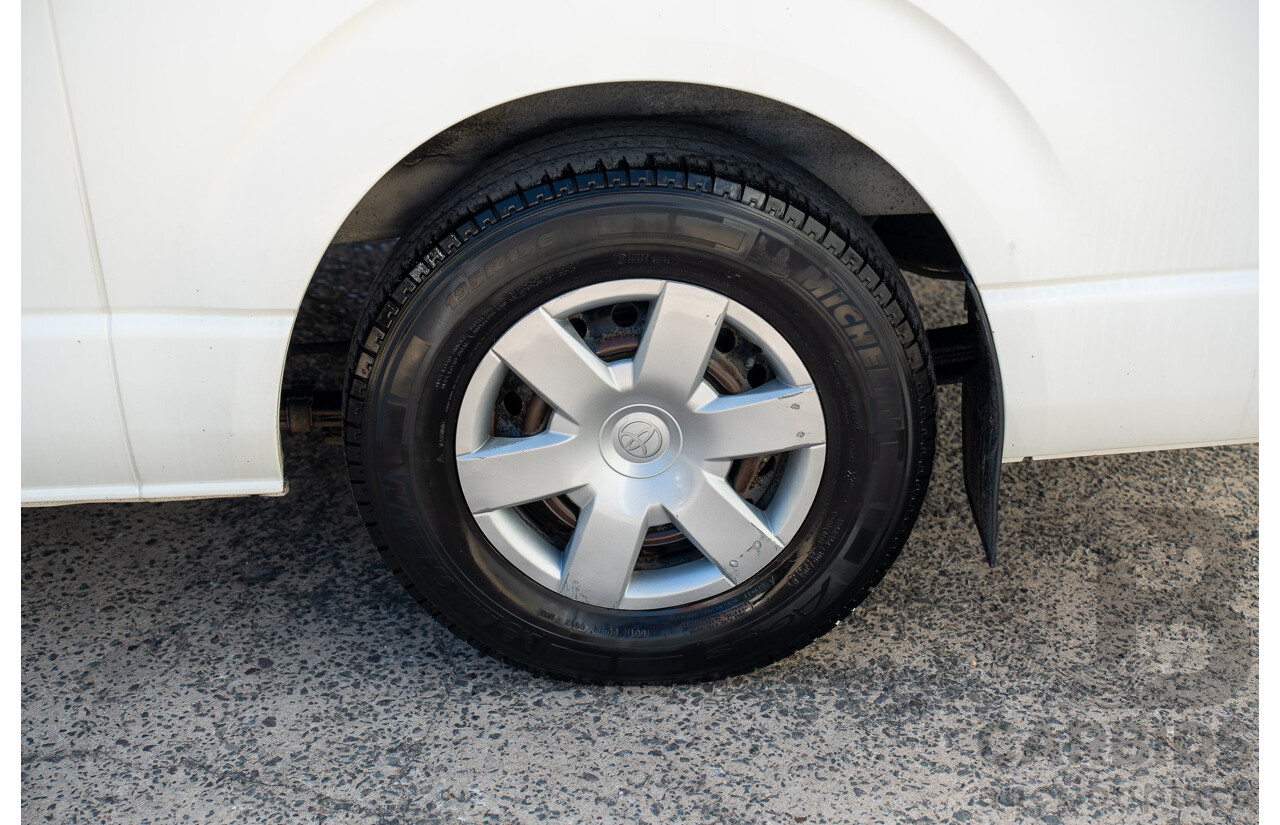 4/2005 Toyota Hiace Commuter KDH222R Bus White 2.5L