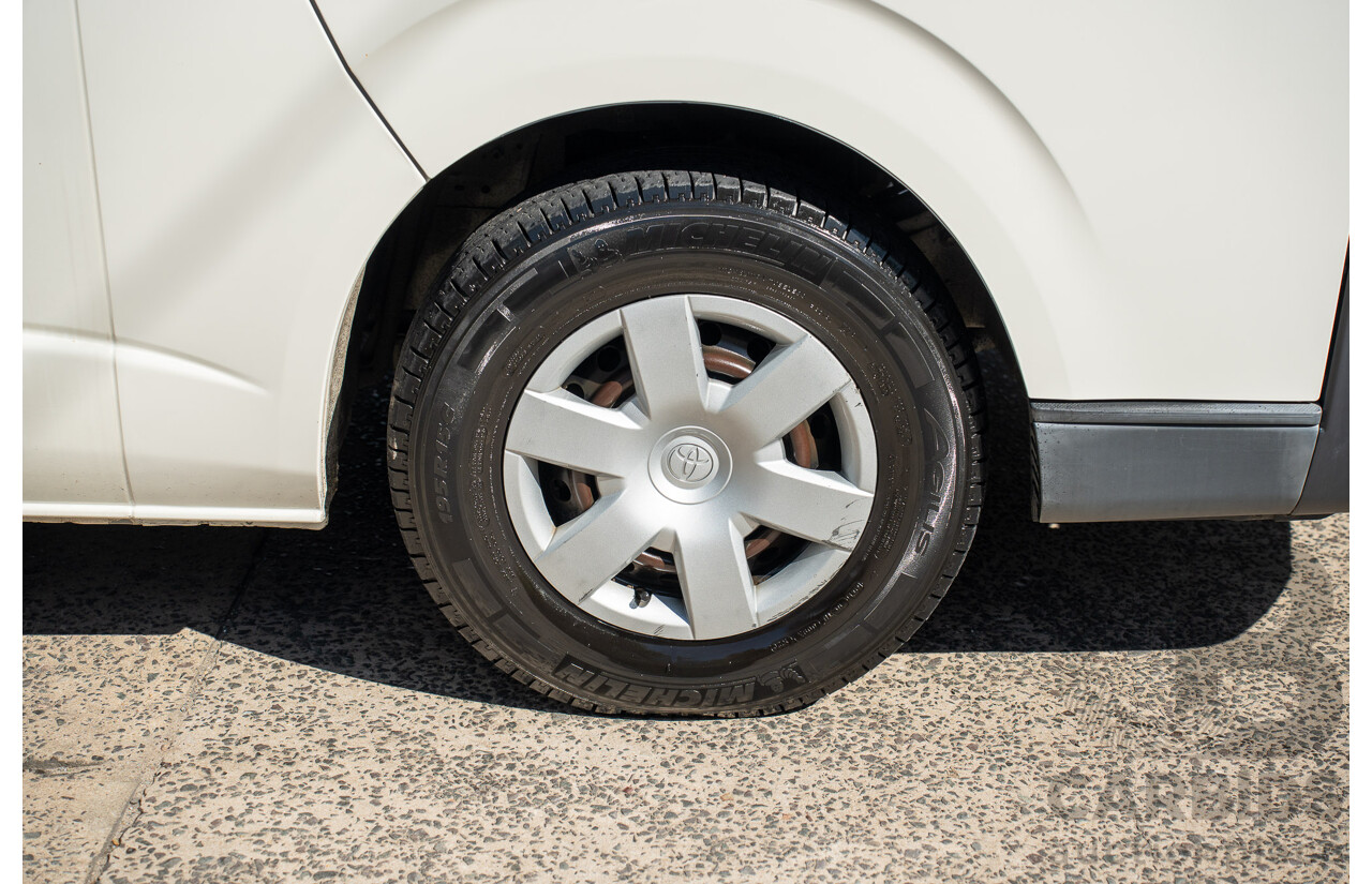 4/2005 Toyota Hiace Commuter KDH222R Bus White 2.5L