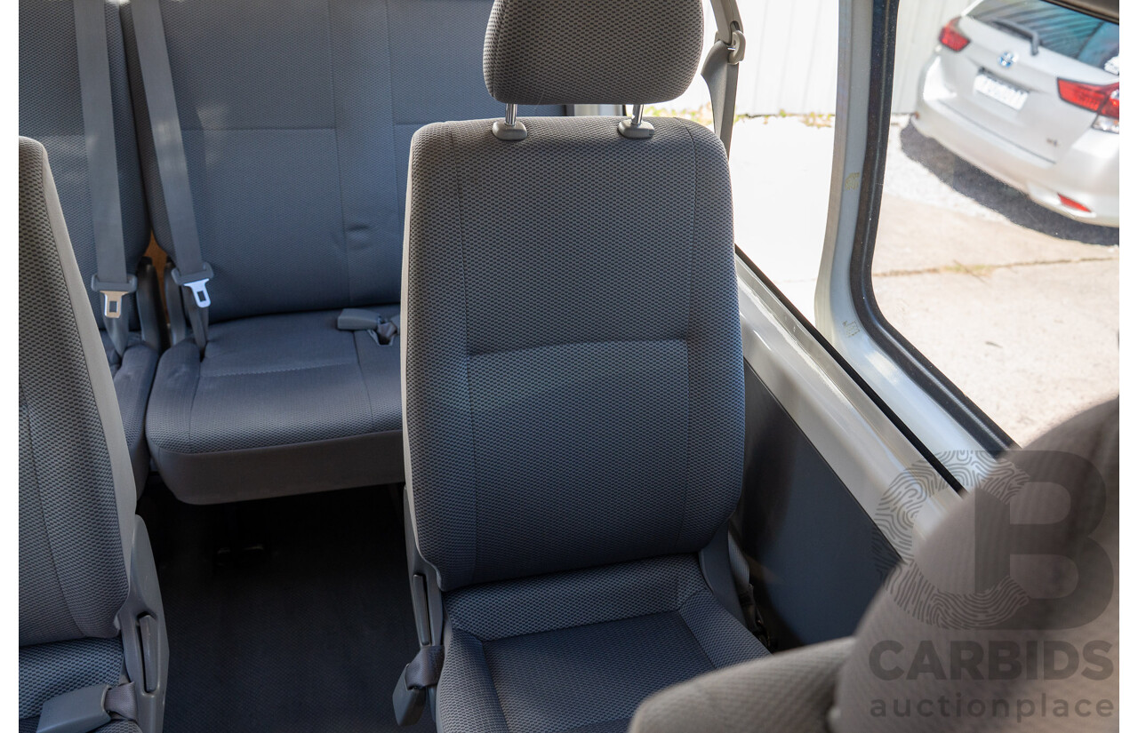 4/2005 Toyota Hiace Commuter KDH222R Bus White 2.5L