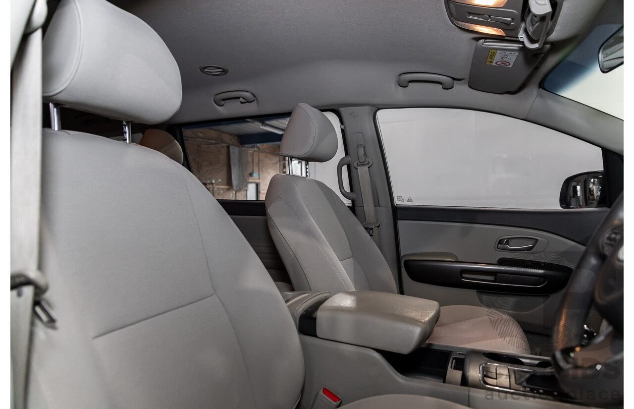 11/2015 Kia Carnival S YP MY16 4d Wagon Clear White V6 3.3L - 7 Seater