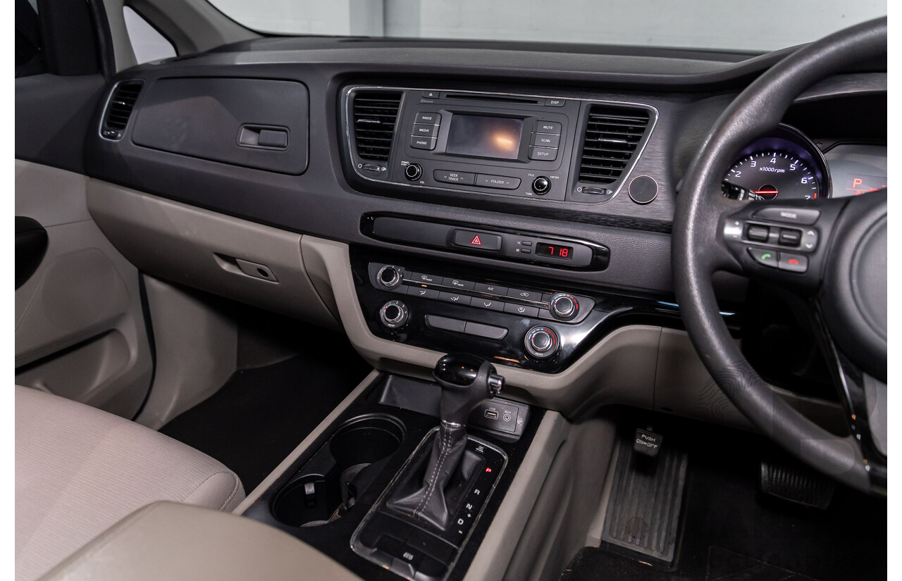 11/2015 Kia Carnival S YP MY16 4d Wagon Clear White V6 3.3L - 7 Seater