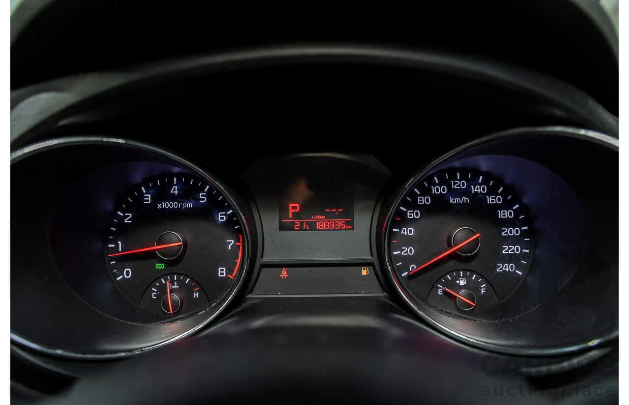 11/2015 Kia Carnival S YP MY16 4d Wagon Clear White V6 3.3L - 7 Seater