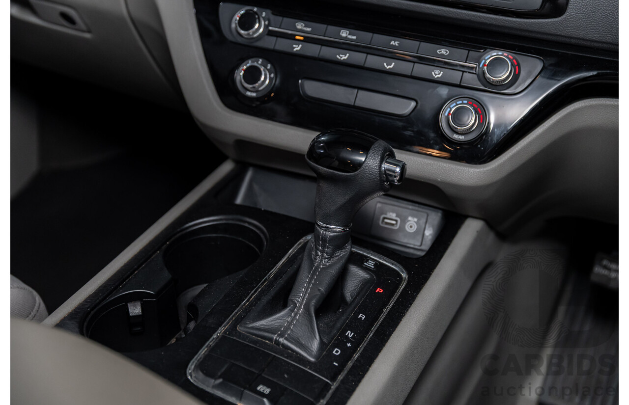 11/2015 Kia Carnival S YP MY16 4d Wagon Clear White V6 3.3L - 7 Seater