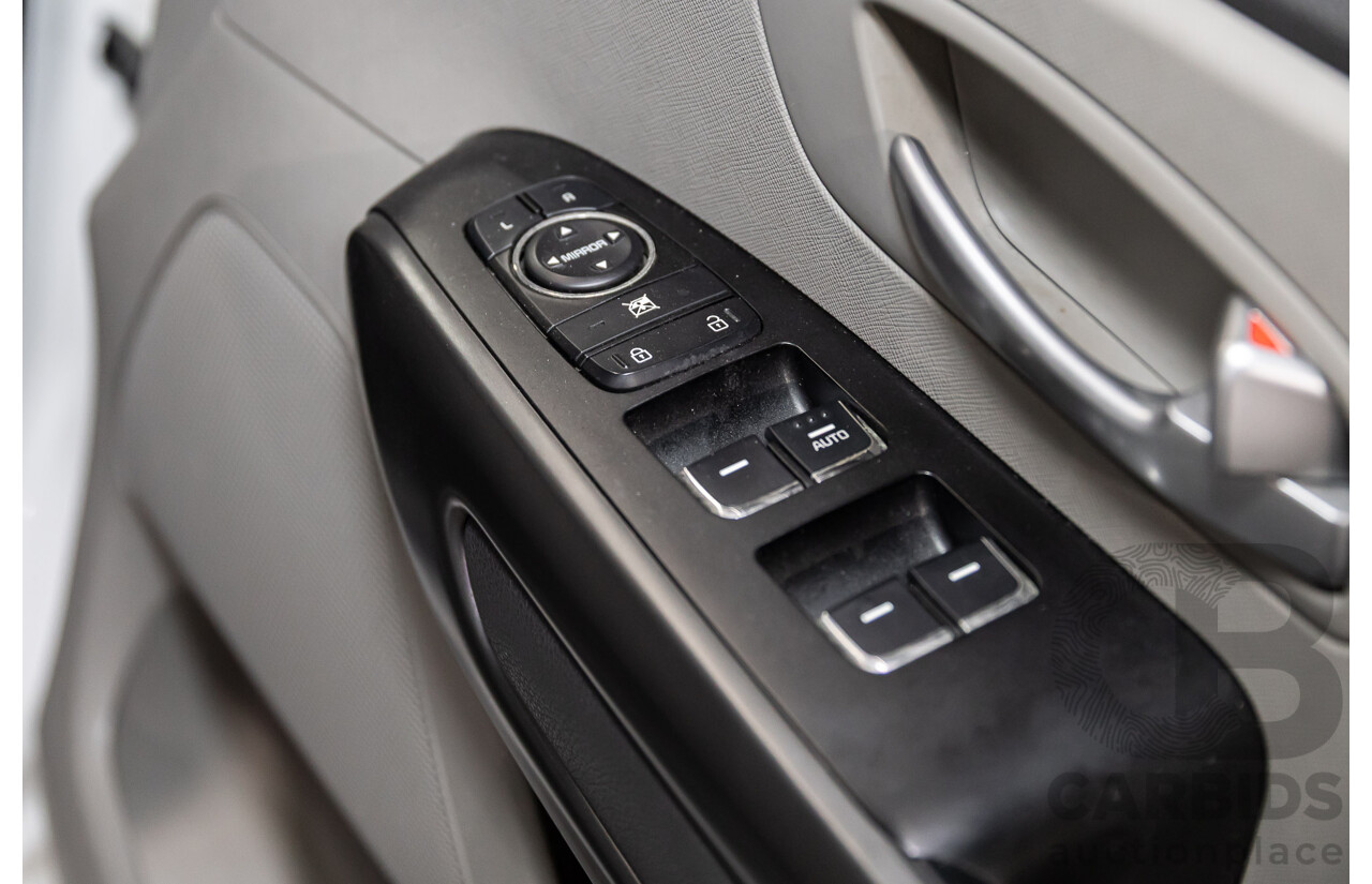 11/2015 Kia Carnival S YP MY16 4d Wagon Clear White V6 3.3L - 7 Seater