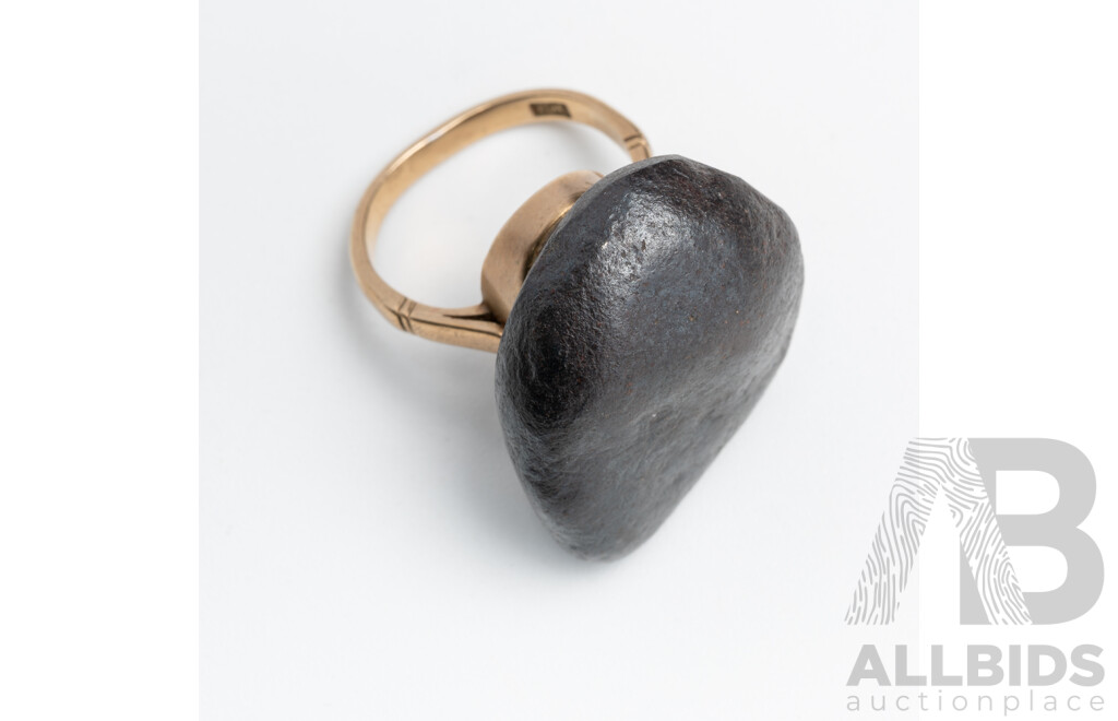 9ct Vintage Ring Setting with Pebble Affixed to Top, Size K, 12.37 Grams
