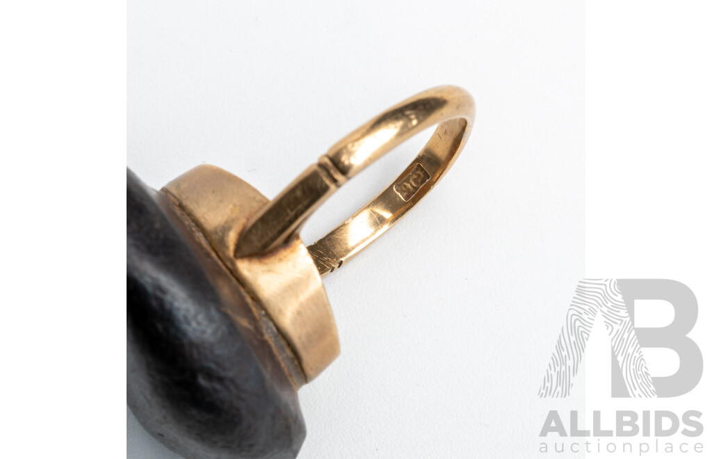 9ct Vintage Ring Setting with Pebble Affixed to Top, Size K, 12.37 Grams