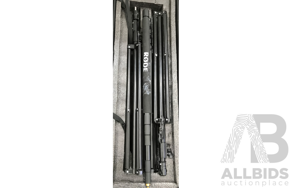 Rode Tripod with Wheeled Case