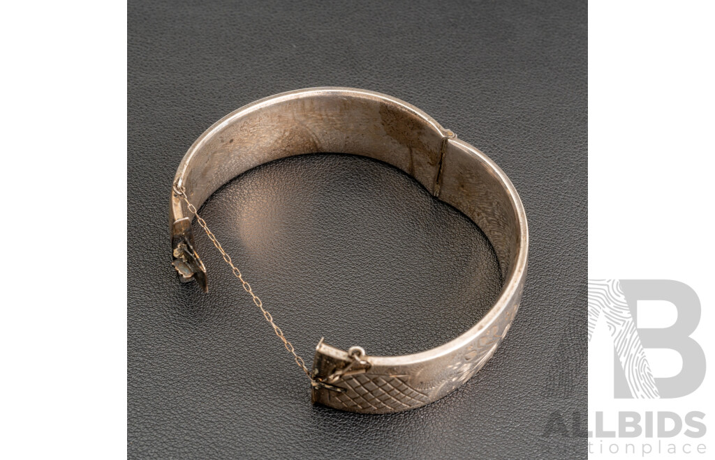 Vintage Sterling Silver HMSS Hinged Oval Etched Bangle, London 1964, 64mm, 58.17 Grams