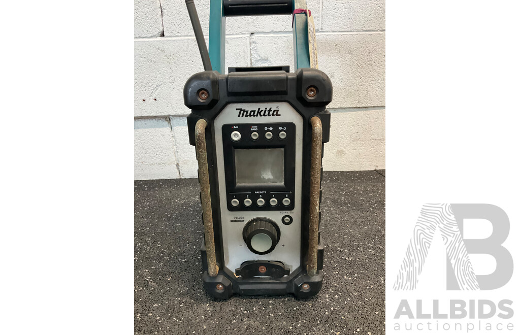 MAKITA (BMR102) AM/FM Site Radio - Skin Only