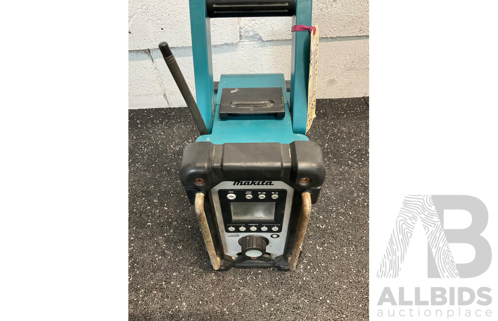MAKITA (BMR102) AM/FM Site Radio - Skin Only