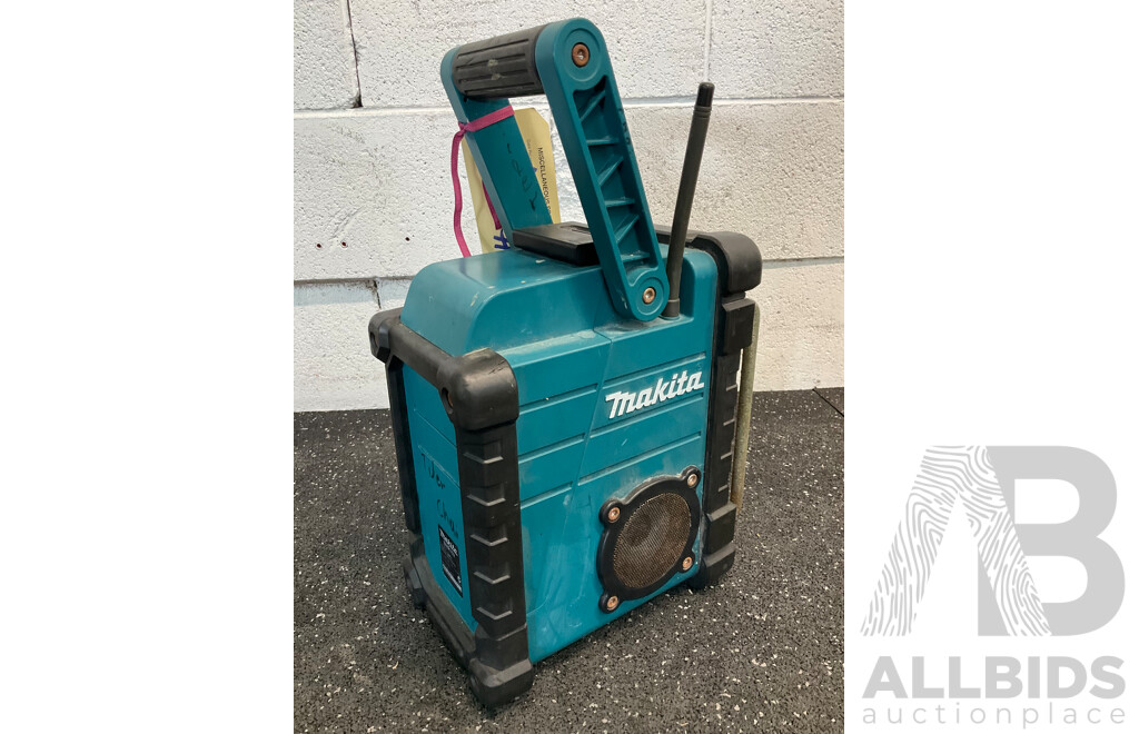 MAKITA (BMR102) AM/FM Site Radio - Skin Only