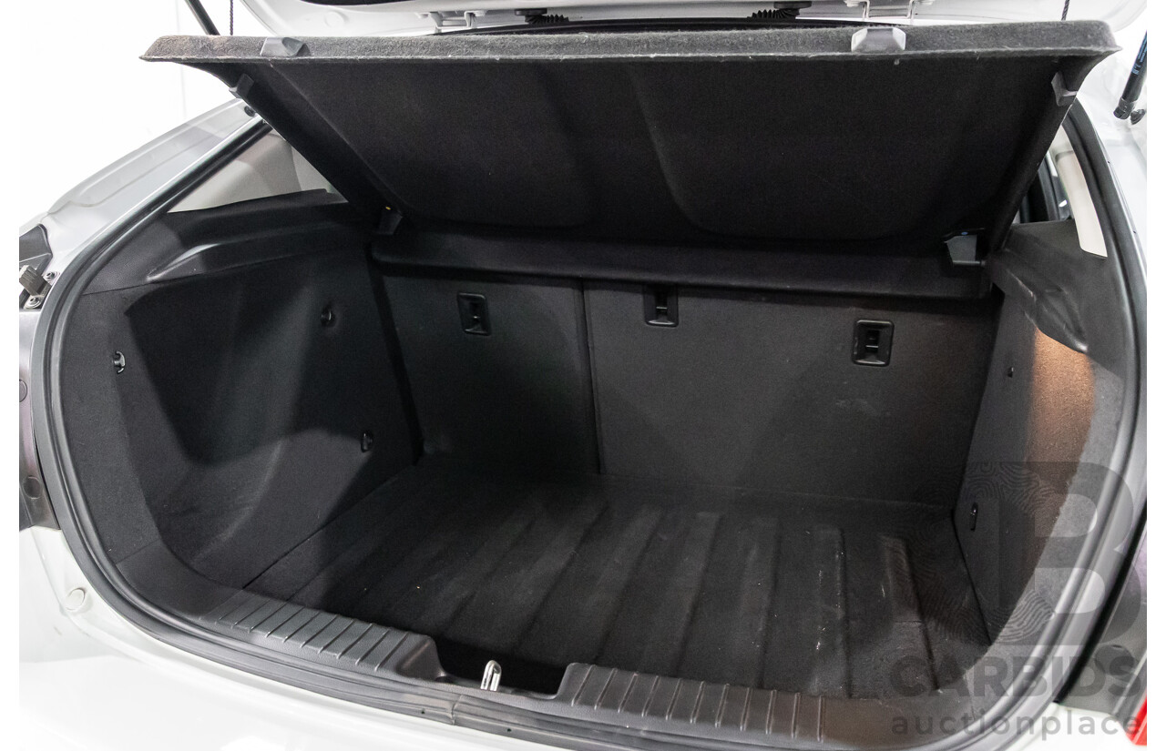 9/2015 Holden Cruze Equipe JH MY15 5d Hatchback White 1.8L