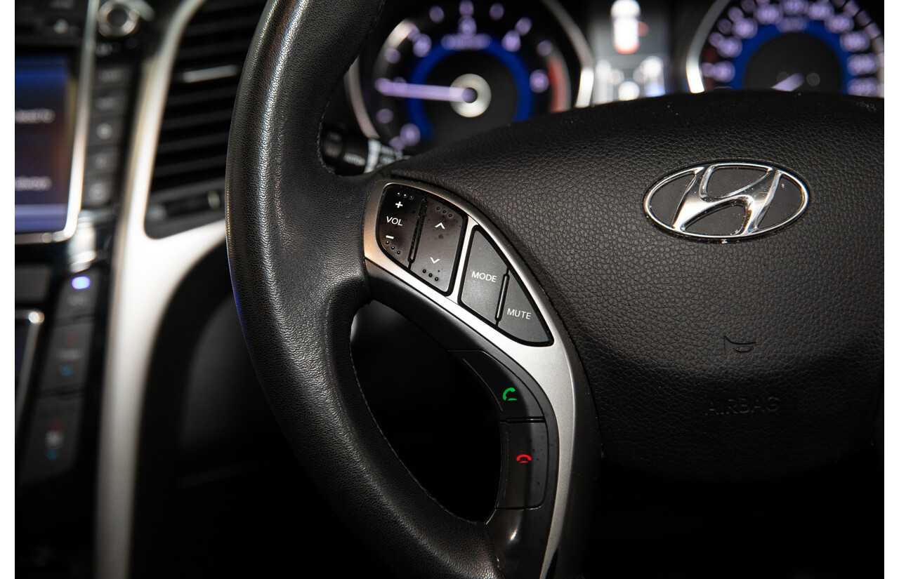 08/2016 Hyundai i30 Premium 1.6 CRDi (FWD) GD3 Series 2 5d Hatchback Platinum Silver Metallic Turbo Diesel 1.6L