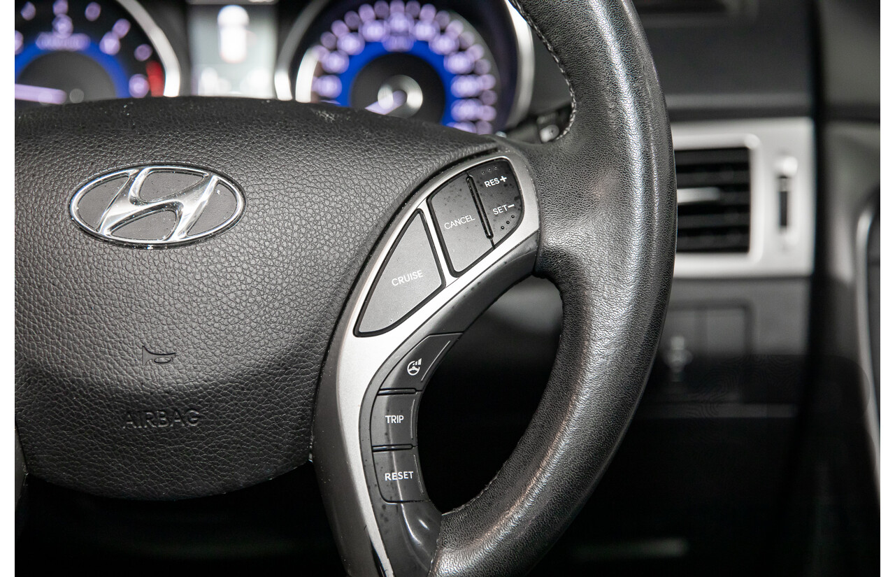 08/2016 Hyundai i30 Premium 1.6 CRDi (FWD) GD3 Series 2 5d Hatchback Platinum Silver Metallic Turbo Diesel 1.6L