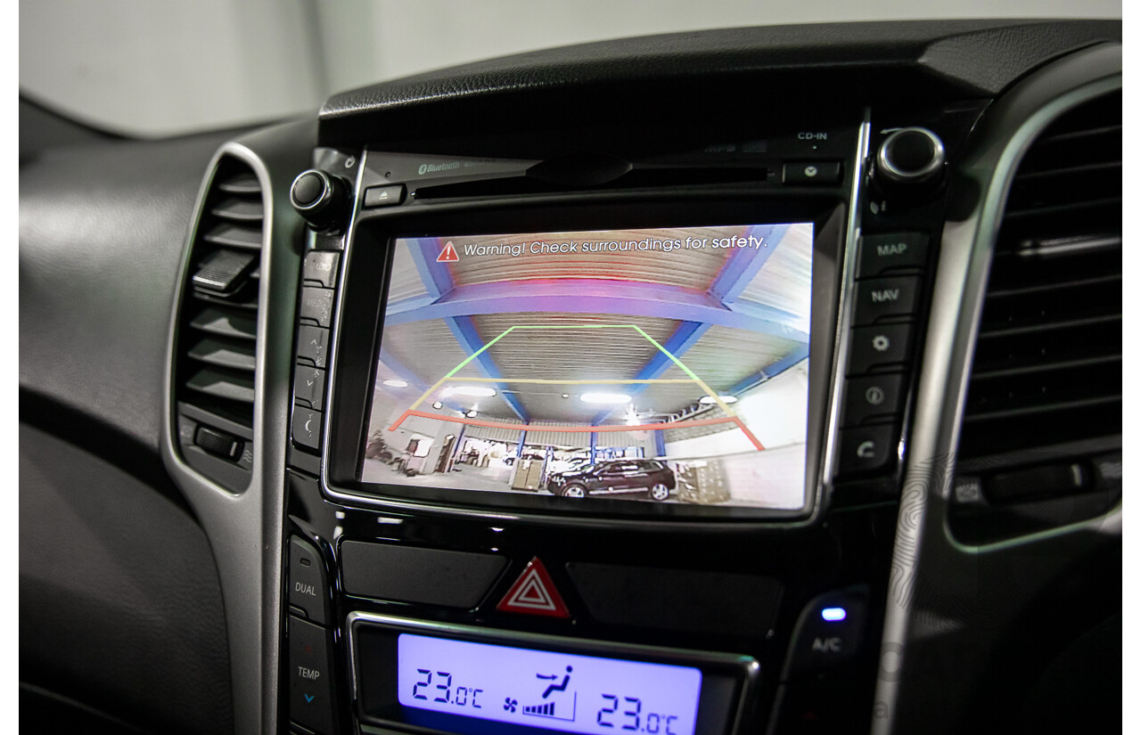 08/2016 Hyundai i30 Premium 1.6 CRDi (FWD) GD3 Series 2 5d Hatchback Platinum Silver Metallic Turbo Diesel 1.6L