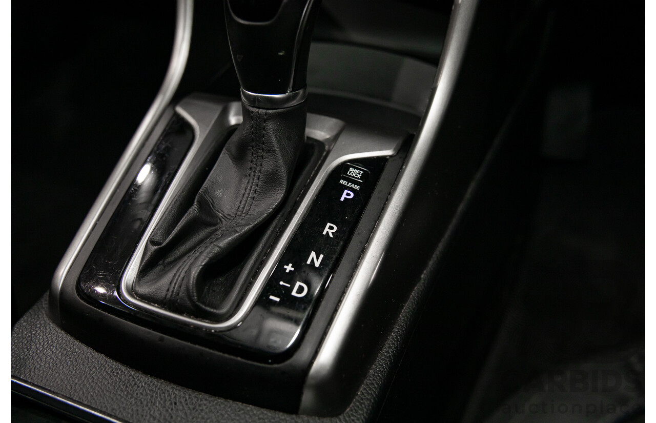 08/2016 Hyundai i30 Premium 1.6 CRDi (FWD) GD3 Series 2 5d Hatchback Platinum Silver Metallic Turbo Diesel 1.6L