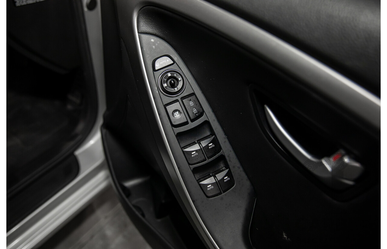 08/2016 Hyundai i30 Premium 1.6 CRDi (FWD) GD3 Series 2 5d Hatchback Platinum Silver Metallic Turbo Diesel 1.6L