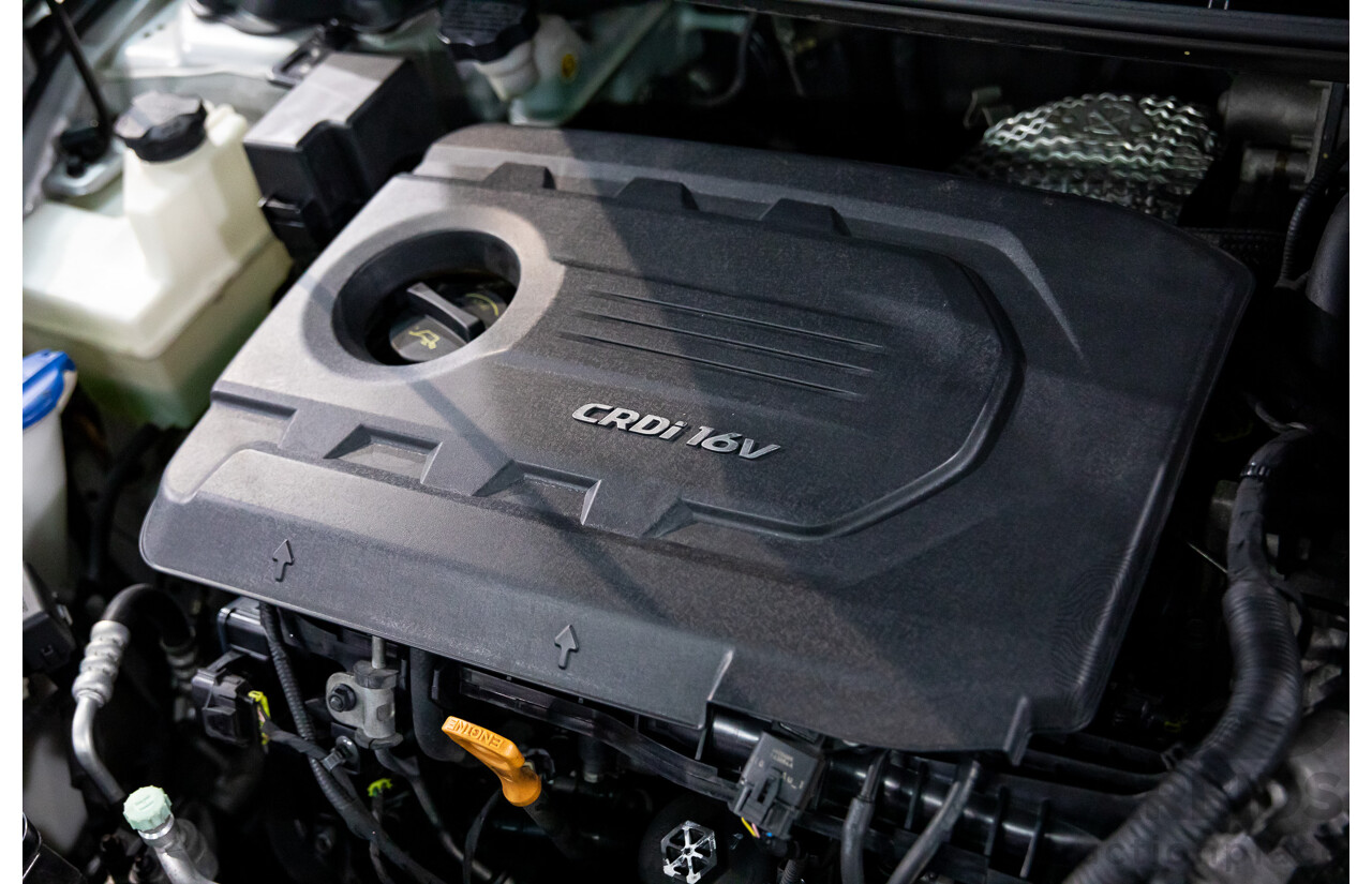 08/2016 Hyundai i30 Premium 1.6 CRDi (FWD) GD3 Series 2 5d Hatchback Platinum Silver Metallic Turbo Diesel 1.6L