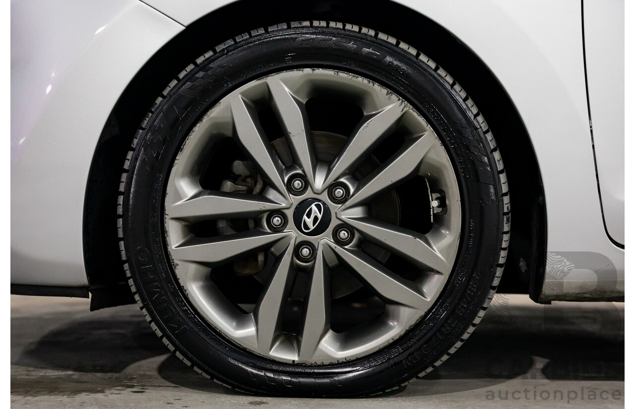 08/2016 Hyundai i30 Premium 1.6 CRDi (FWD) GD3 Series 2 5d Hatchback Platinum Silver Metallic Turbo Diesel 1.6L