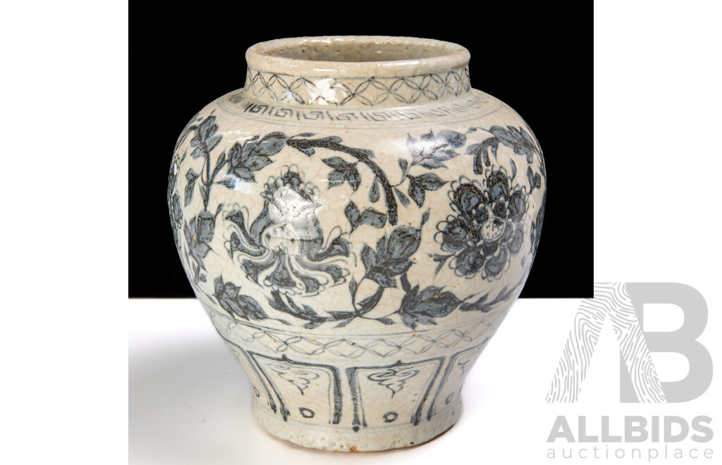 Antique Chinese Swatow Ware Porcelain Vase