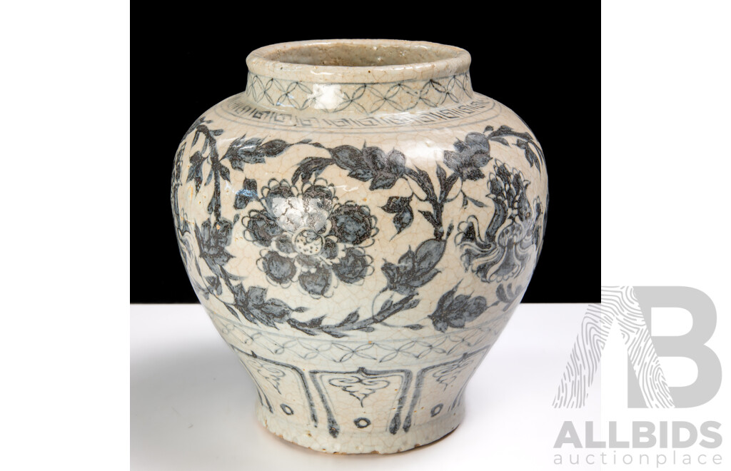 Antique Chinese Swatow Ware Porcelain Vase