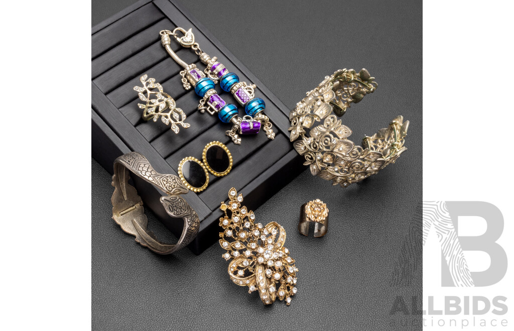 Collection of Gold & Silver Tone Jewellery - Lot of 7