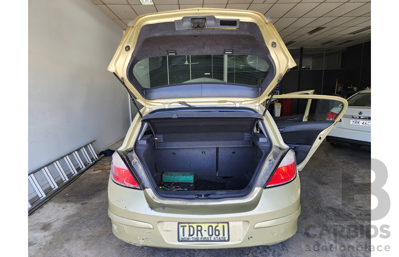 4/2005 Holden Astra CDX AH 5d Hatchback Gold 1.8L