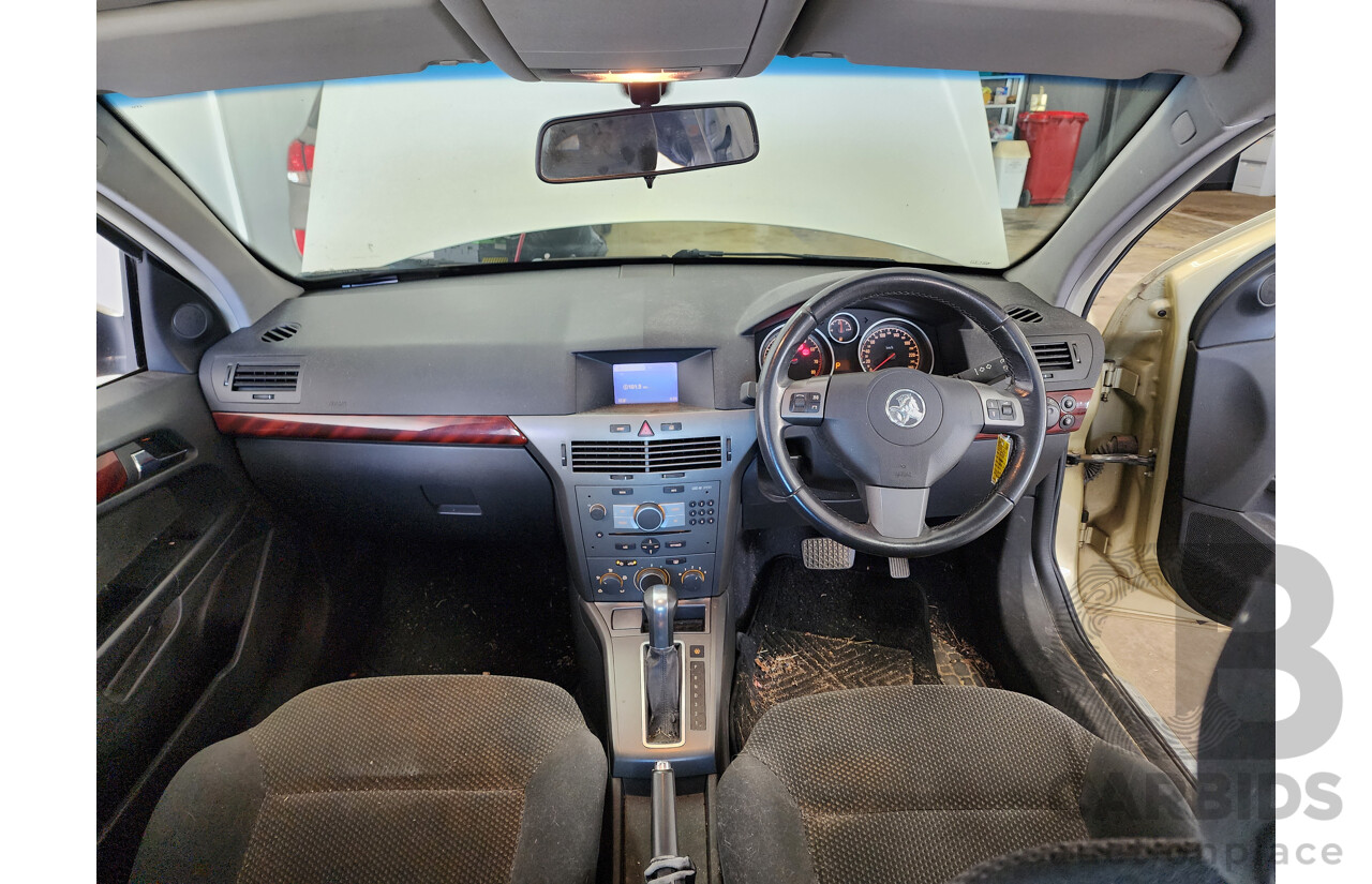 4/2005 Holden Astra CDX AH 5d Hatchback Gold 1.8L