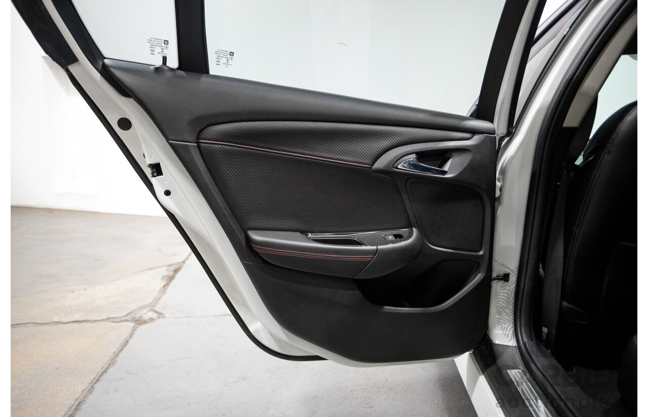 10/2016 Holden Commodore SV6 BLACK EDITION RWD VFII MY16 4D Sedan Heron White 3.6L