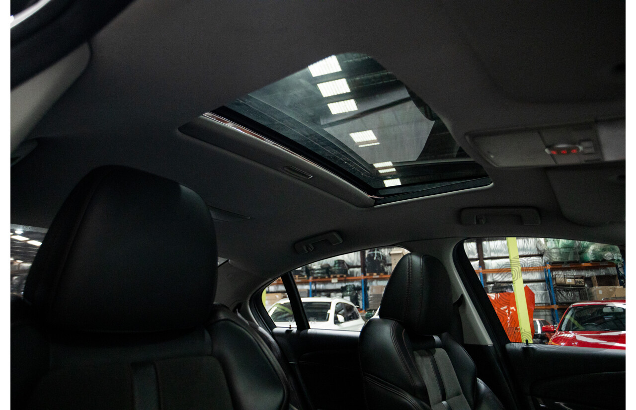 10/2016 Holden Commodore SV6 BLACK EDITION RWD VFII MY16 4D Sedan Heron White 3.6L