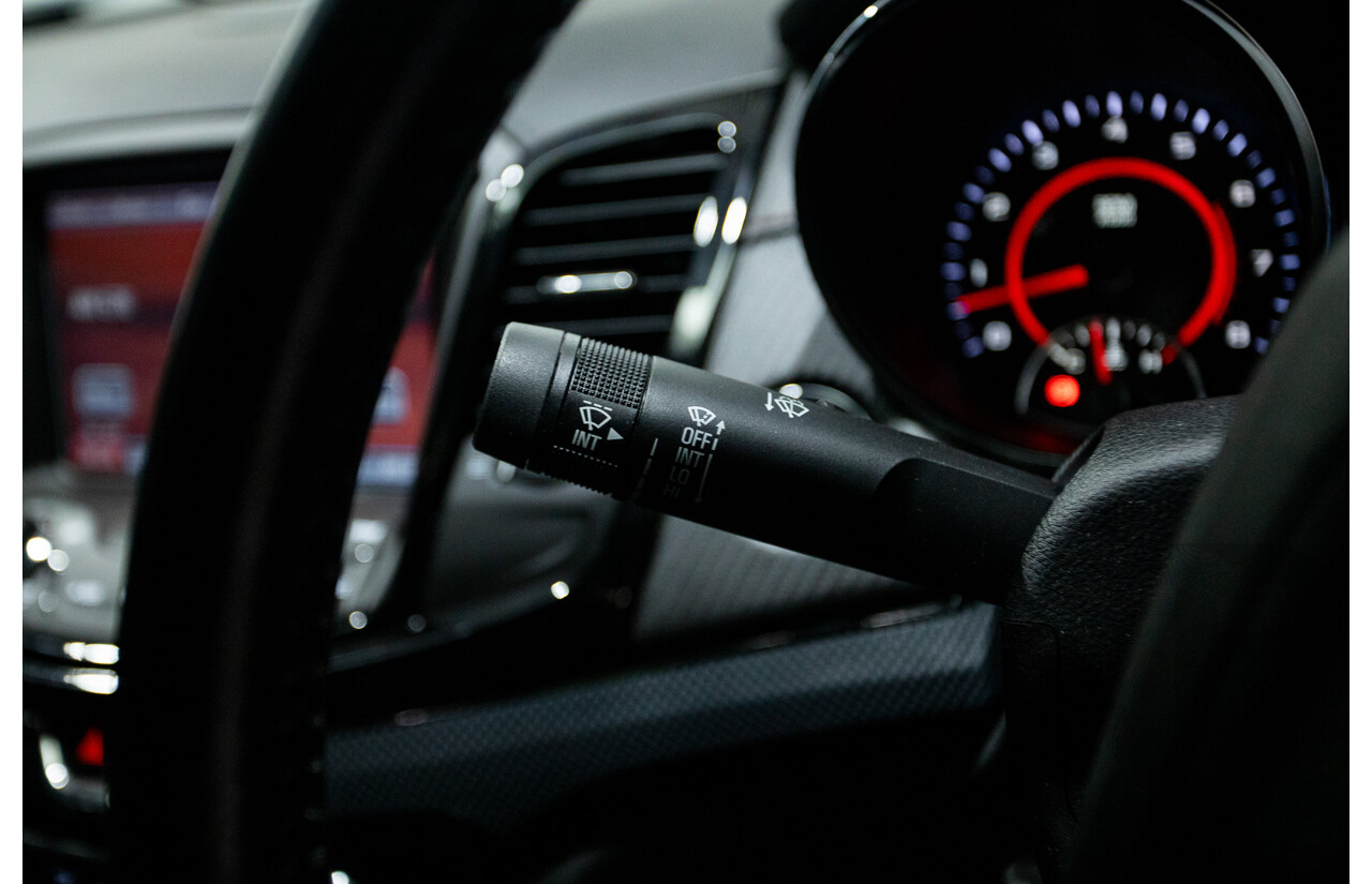 10/2016 Holden Commodore SV6 BLACK EDITION RWD VFII MY16 4D Sedan Heron White 3.6L