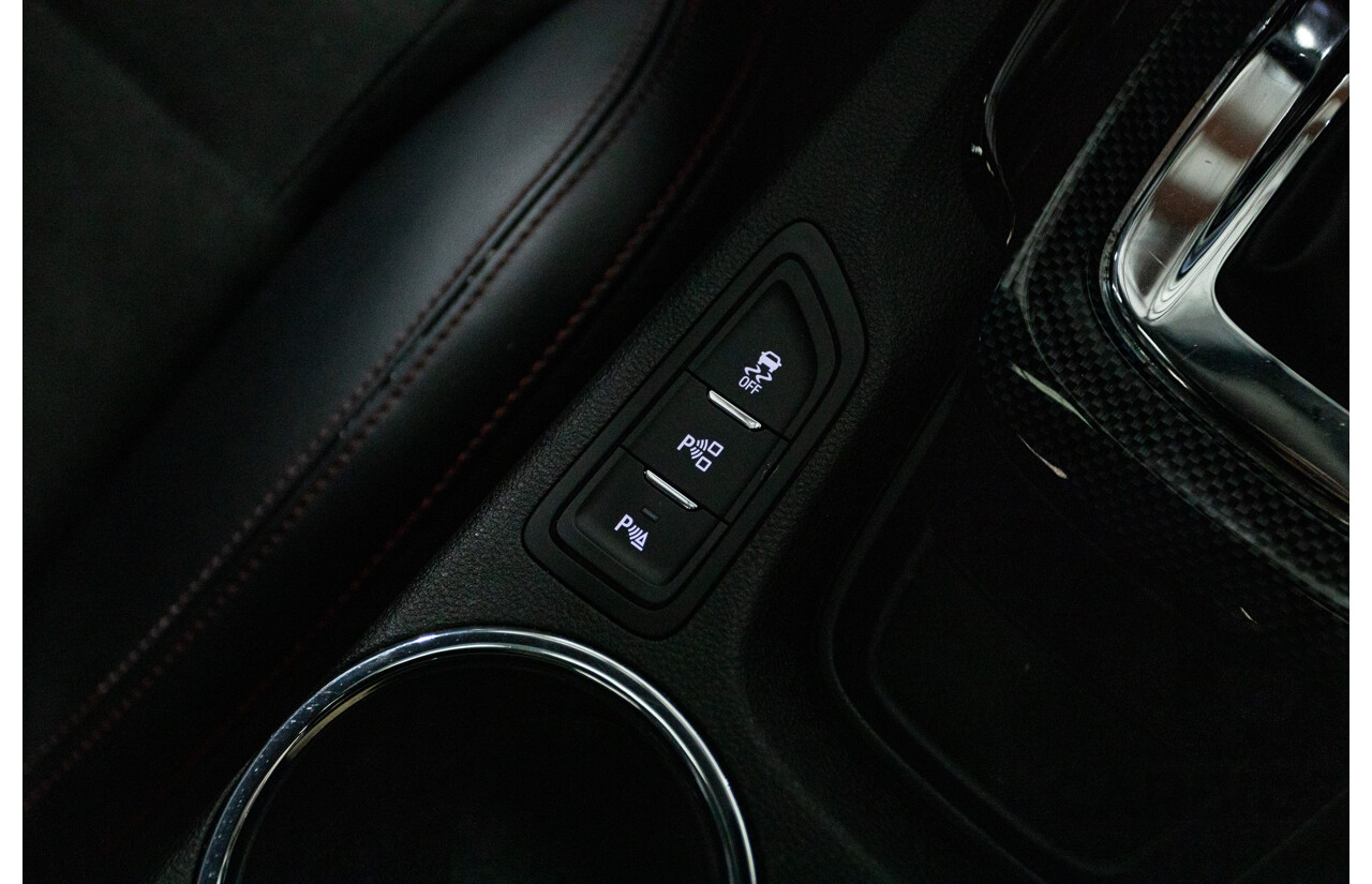 10/2016 Holden Commodore SV6 BLACK EDITION RWD VFII MY16 4D Sedan Heron White 3.6L