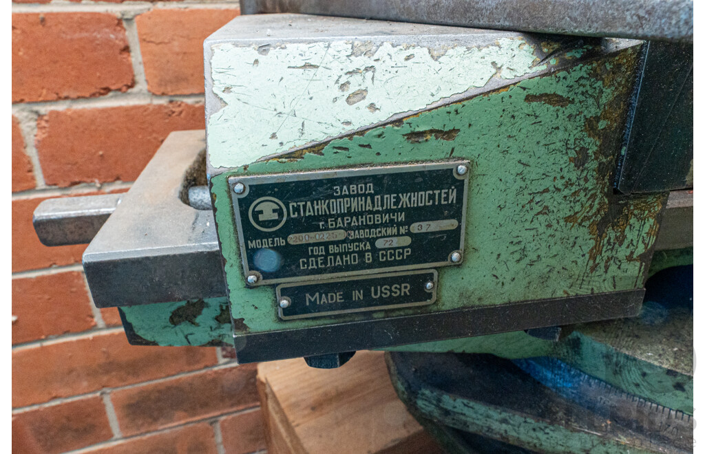 1950 Circa, Parkson 1NA Universal Milling Machine No Motor Included Comes with Accessories