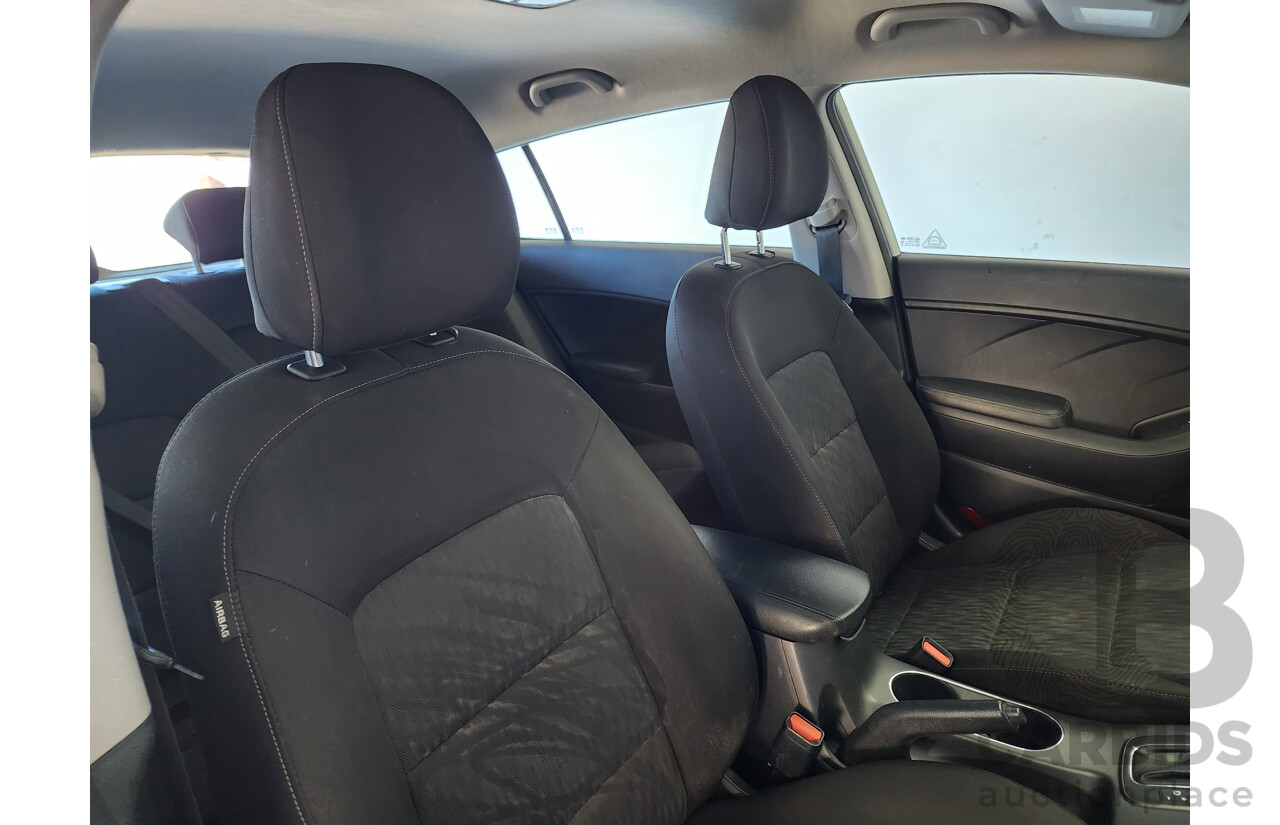 5/2015 Kia Cerato S YD MY15 5d Hatchback White 1.8L